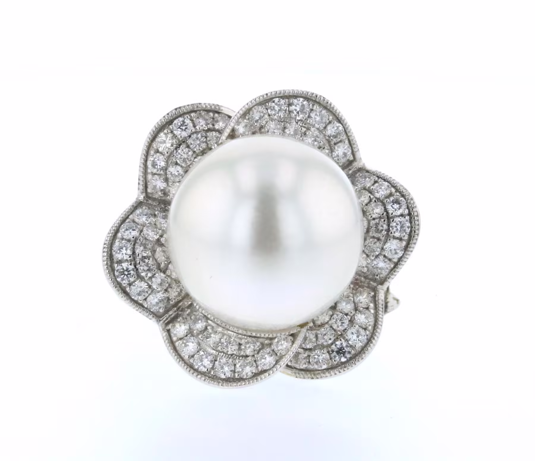 Elegante anillo con pétalos de perlas y diamantes para los amantes de las joyas. Perfecto para ocasiones especiales y de gran lujo.