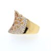 Anillo de diamantes con diseño abstracto en espiral de oro rosa, con diamantes brillantes y un diseño único.