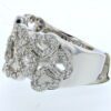 Elegante anillo de oro de 18 quilates con corazones de diamantes para mujer.
