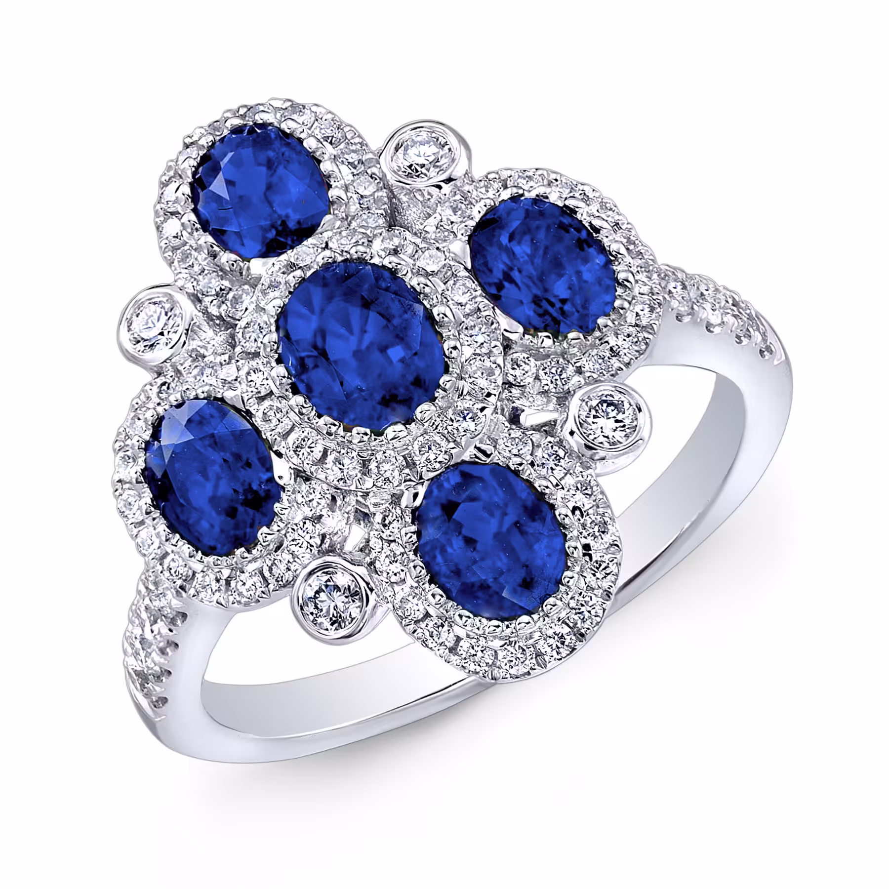 Elegante anillo de oro blanco con zafiros azules de colores vivos y diamantes brillantes. Perfecto para un look lujoso.