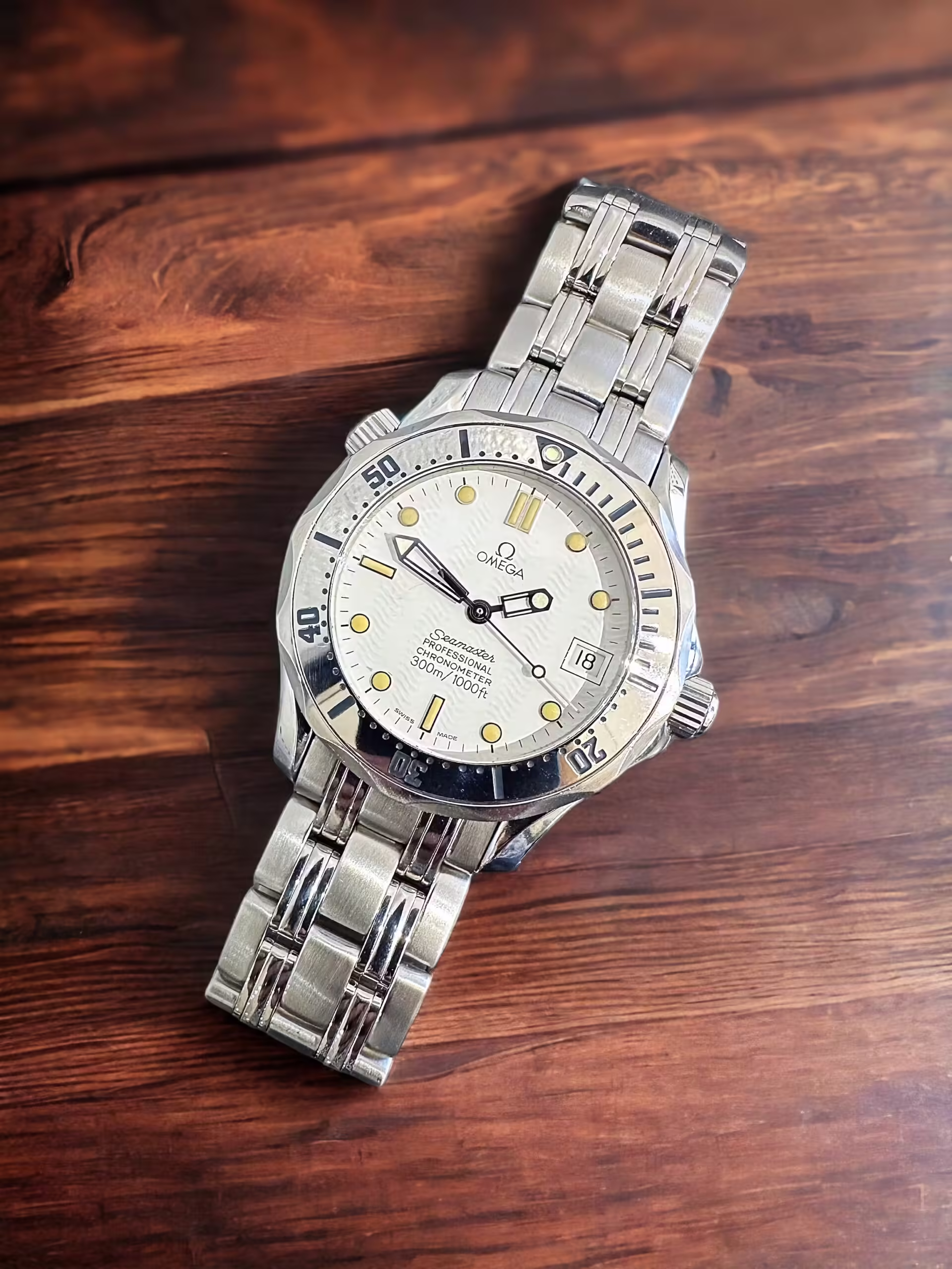 Reloj Omega Seamaster Professional Midsize con brazalete de acero inoxidable y esfera blanca.