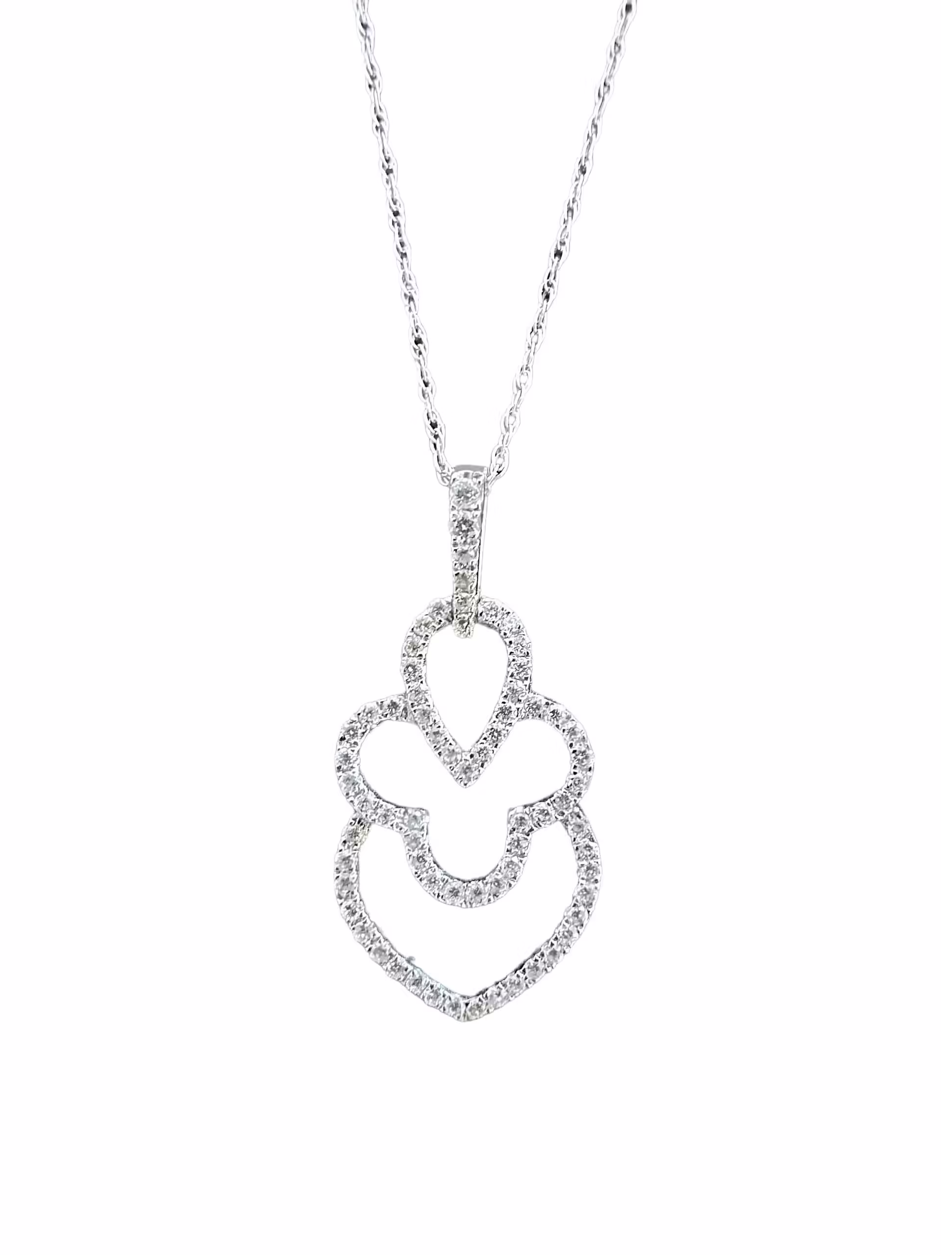 Collar con colgante de diamantes, cristales brillantes y un diseño elegante.