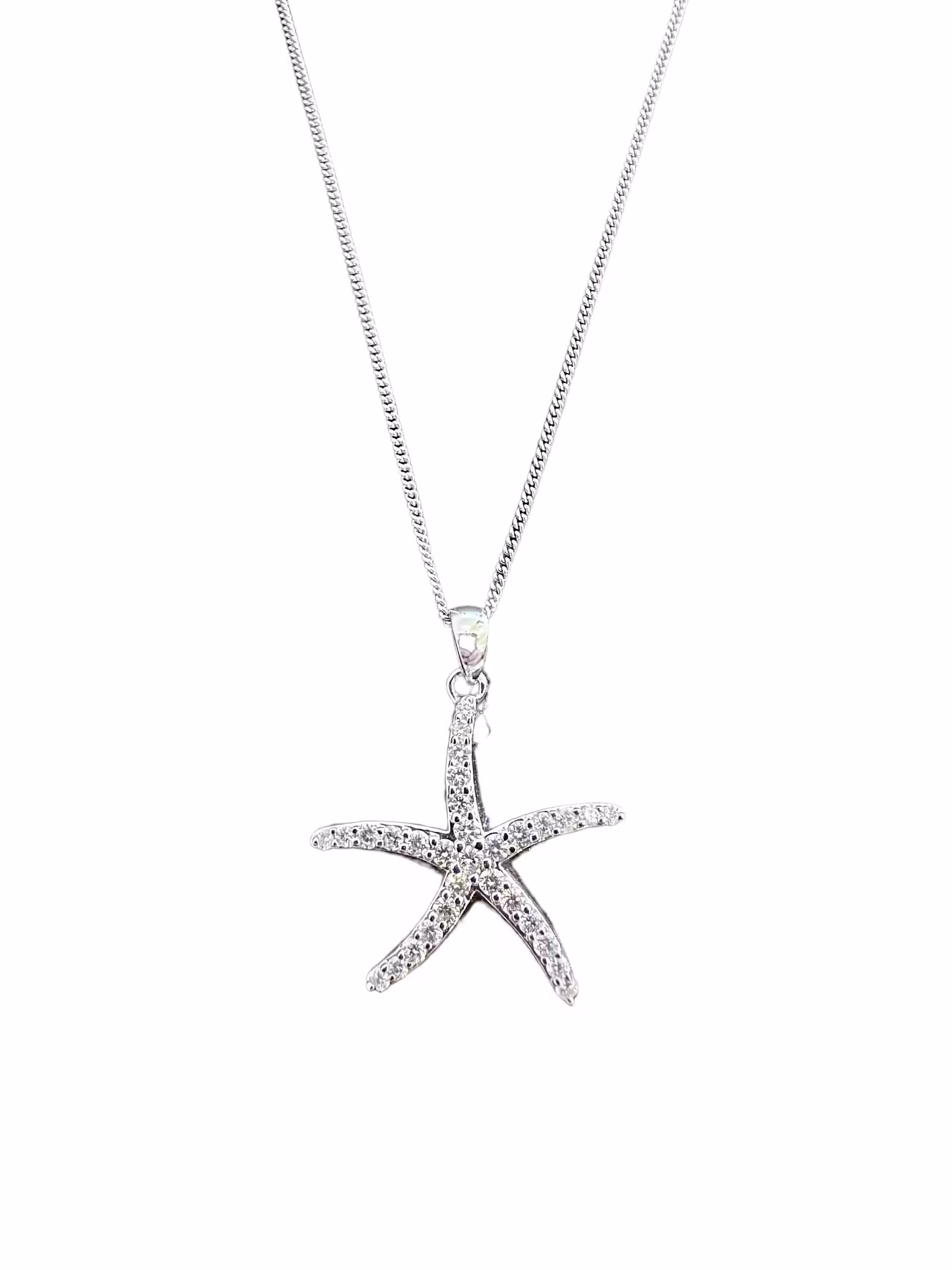 Elegante collar con colgante de estrella de mar con diamantes para los amantes de las joyas.