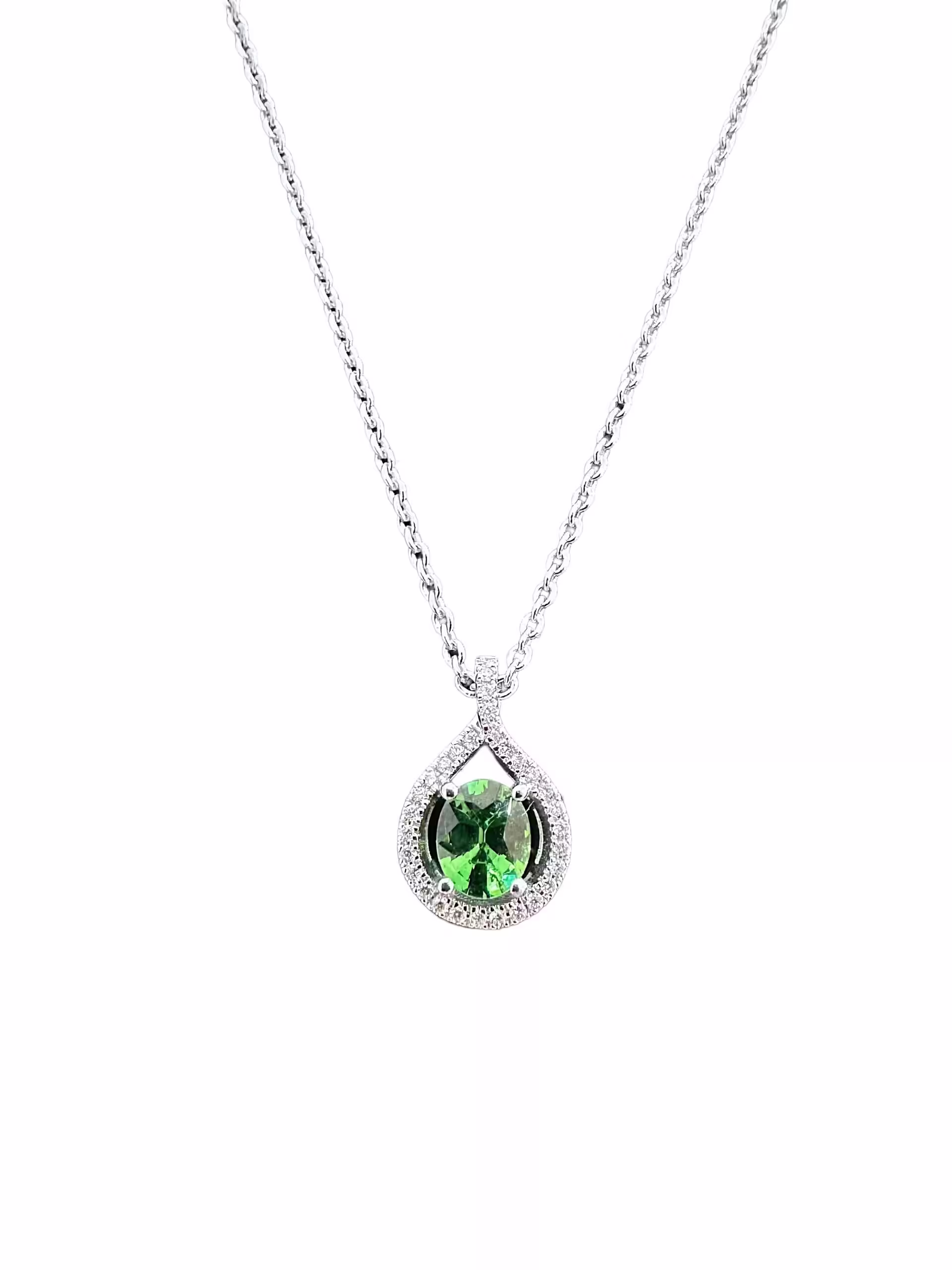 Collar con colgante de plata con granate tsavorita auténtico y detalles de diamantes.