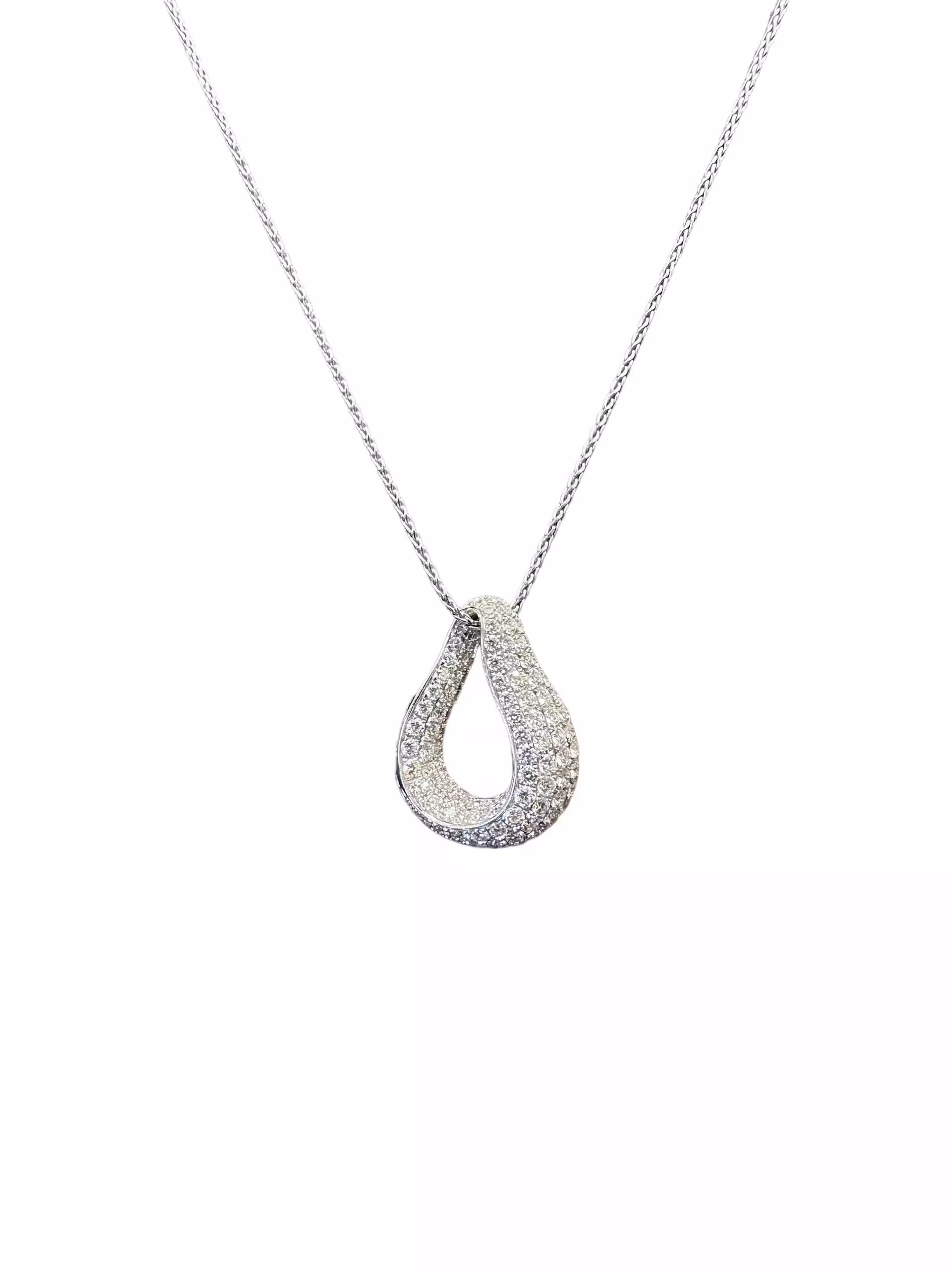 Colgante en forma de lágrima con pavé de diamantes, ideal para compradores de joyas y de oro.