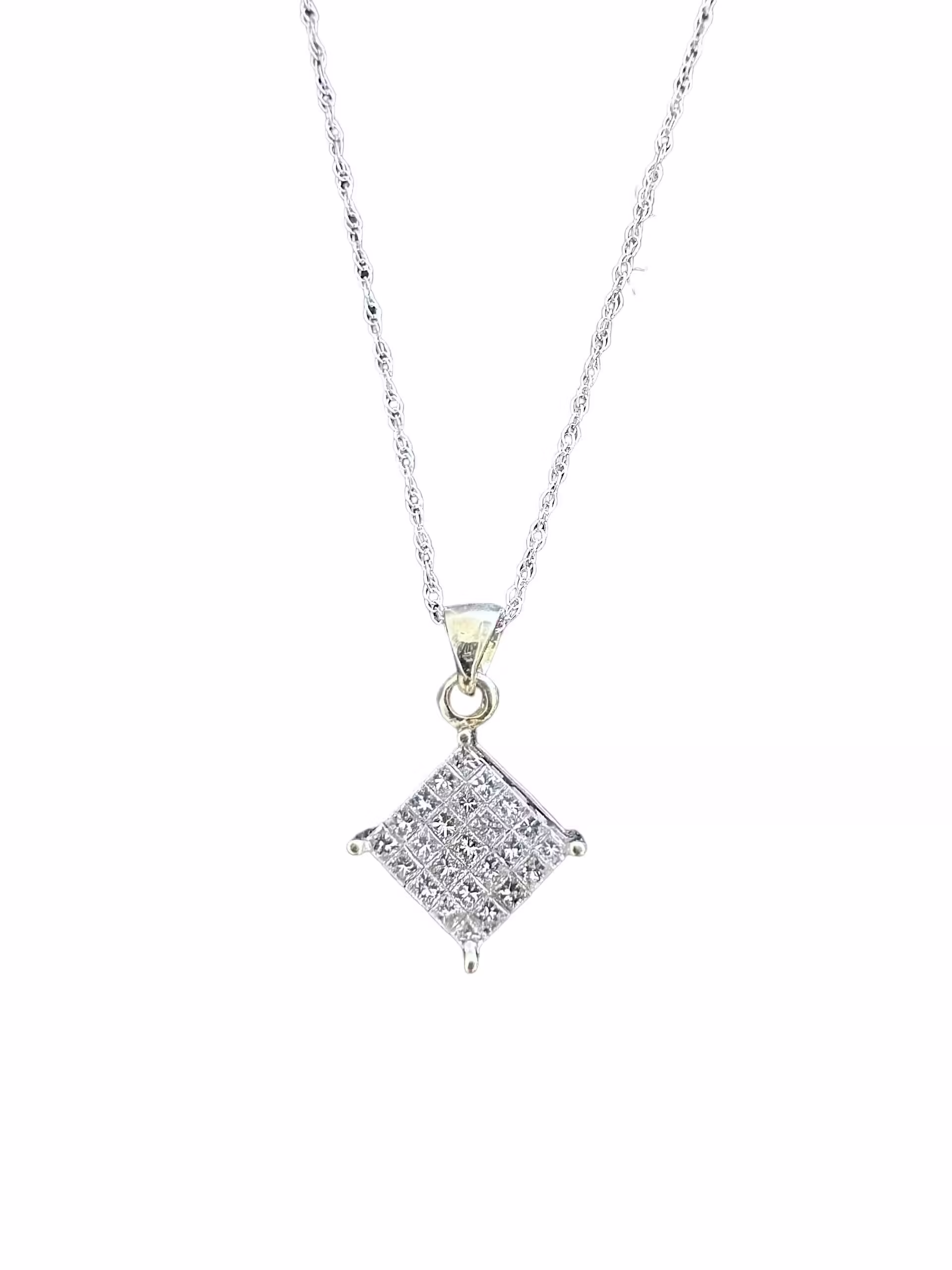 Elegante collar con colgante de pavé de diamantes para los amantes de las joyas.