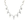 Elegante collar con colgante en forma de gota de diamantes, con piedras preciosas brillantes y un diseño intrincado.
