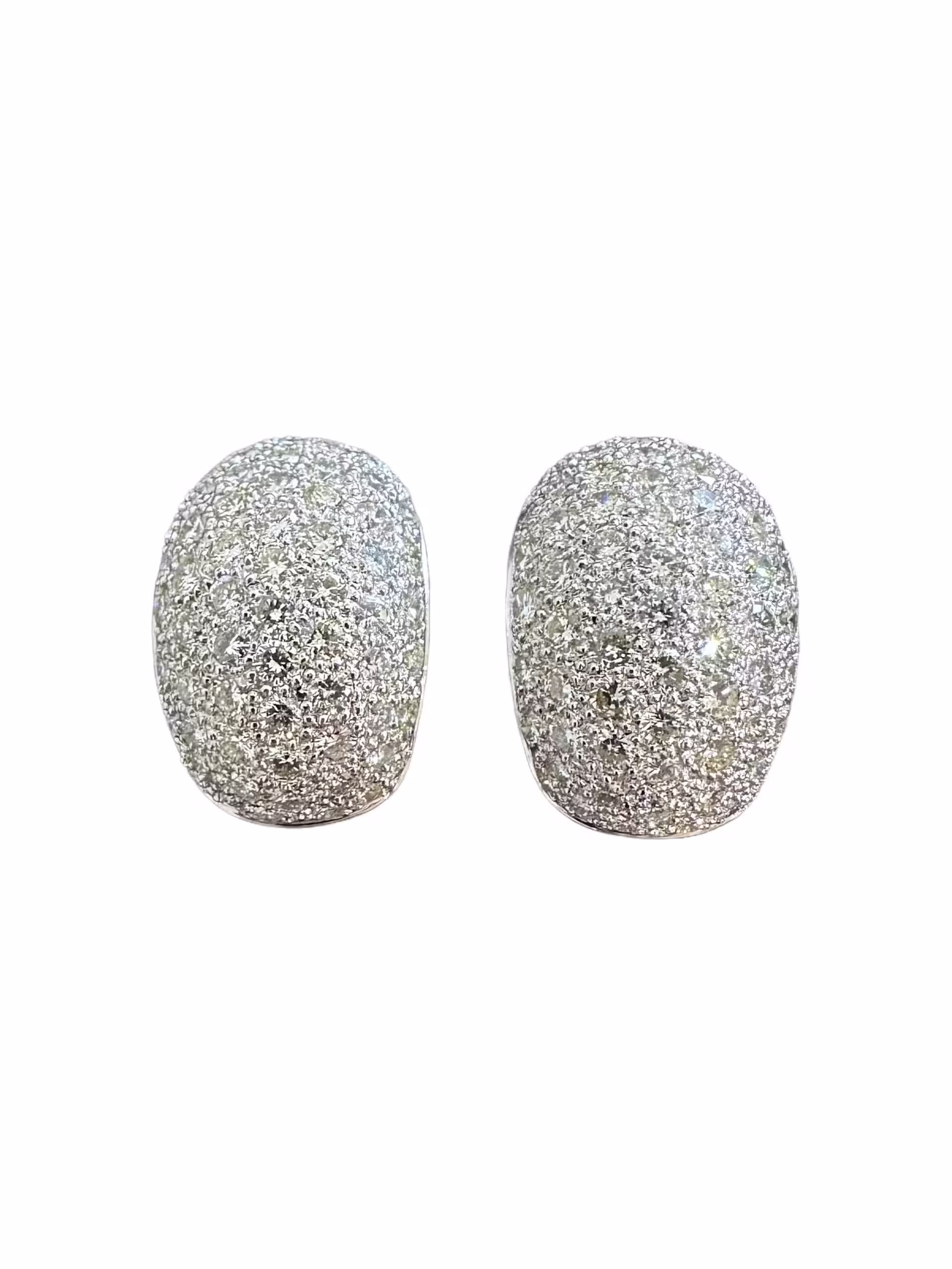 Pendientes de botón con pavé de diamantes y piedras brillantes, perfectos para una colección de joyería elegante.