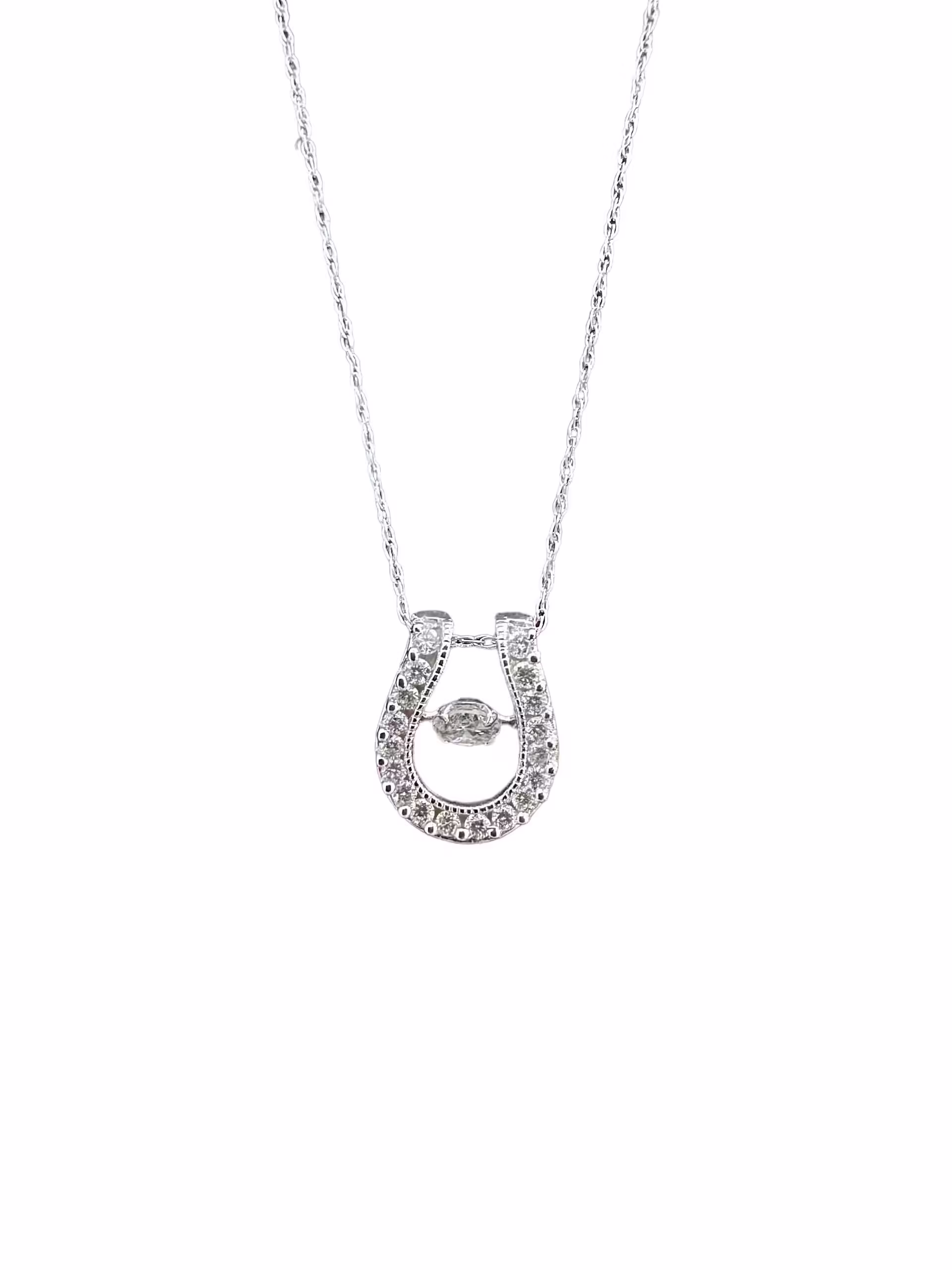 Elegante collar con colgante en forma de herradura con diamantes, ideal para los amantes de las joyas y para regalar en ocasiones especiales.
