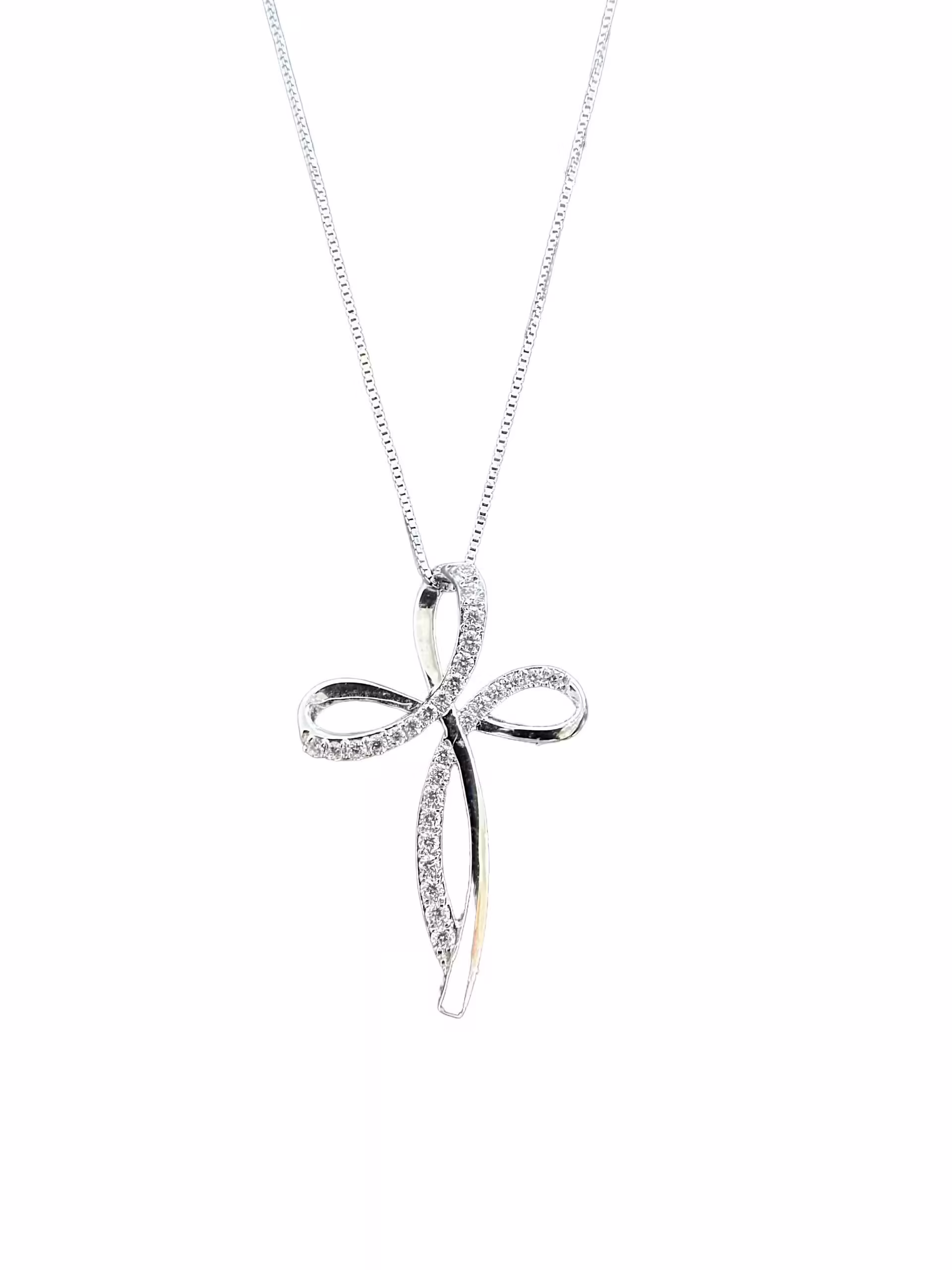 Elegante collar con colgante en forma de cruz con un diseño en espiral de diamantes. Perfecto para los amantes de las joyas y para regalar en cualquier ocasión.