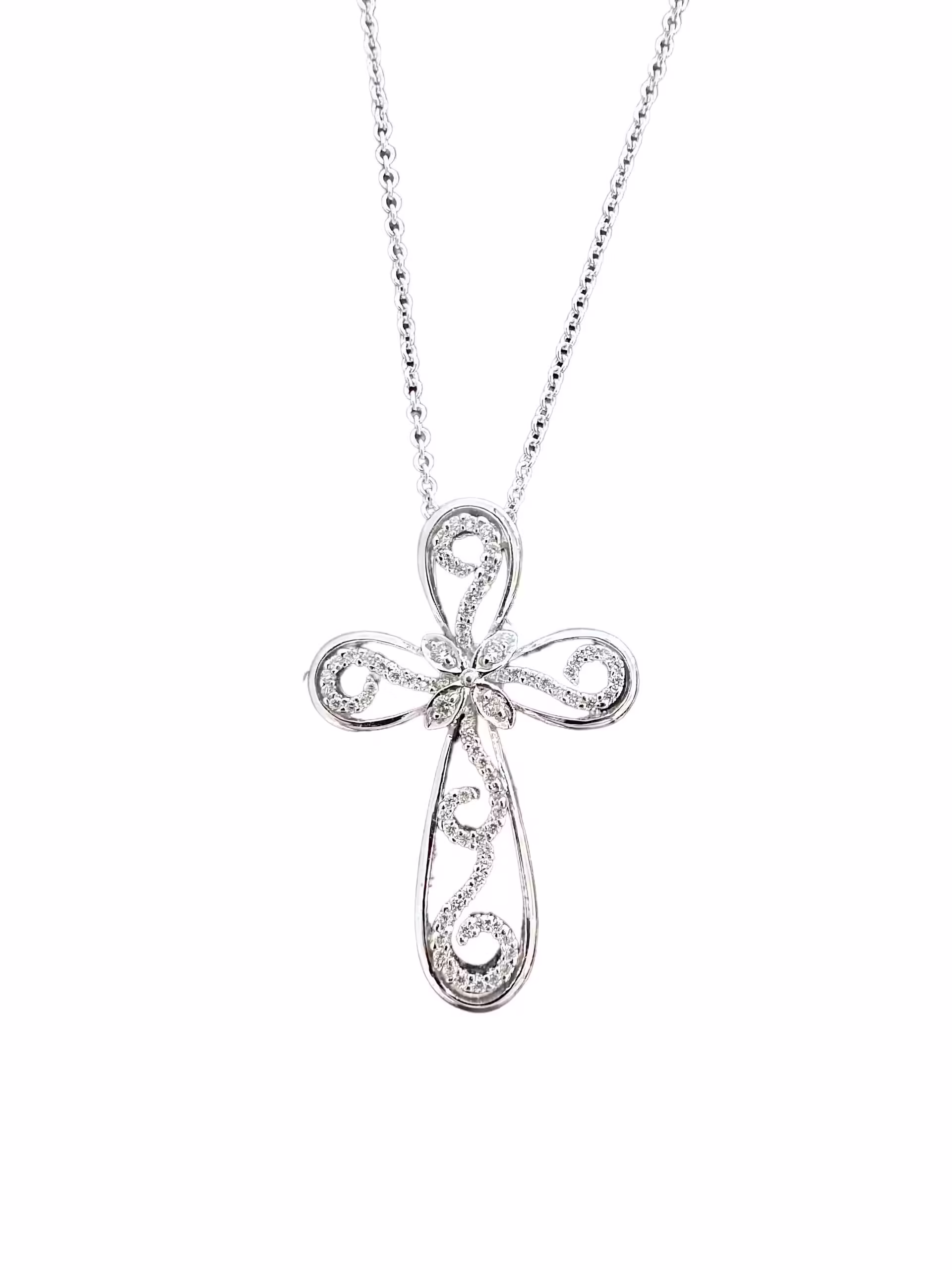 Elegante collar con colgante de cruz de diamantes en plata de ley. Perfecto para los amantes de las joyas y para regalar.