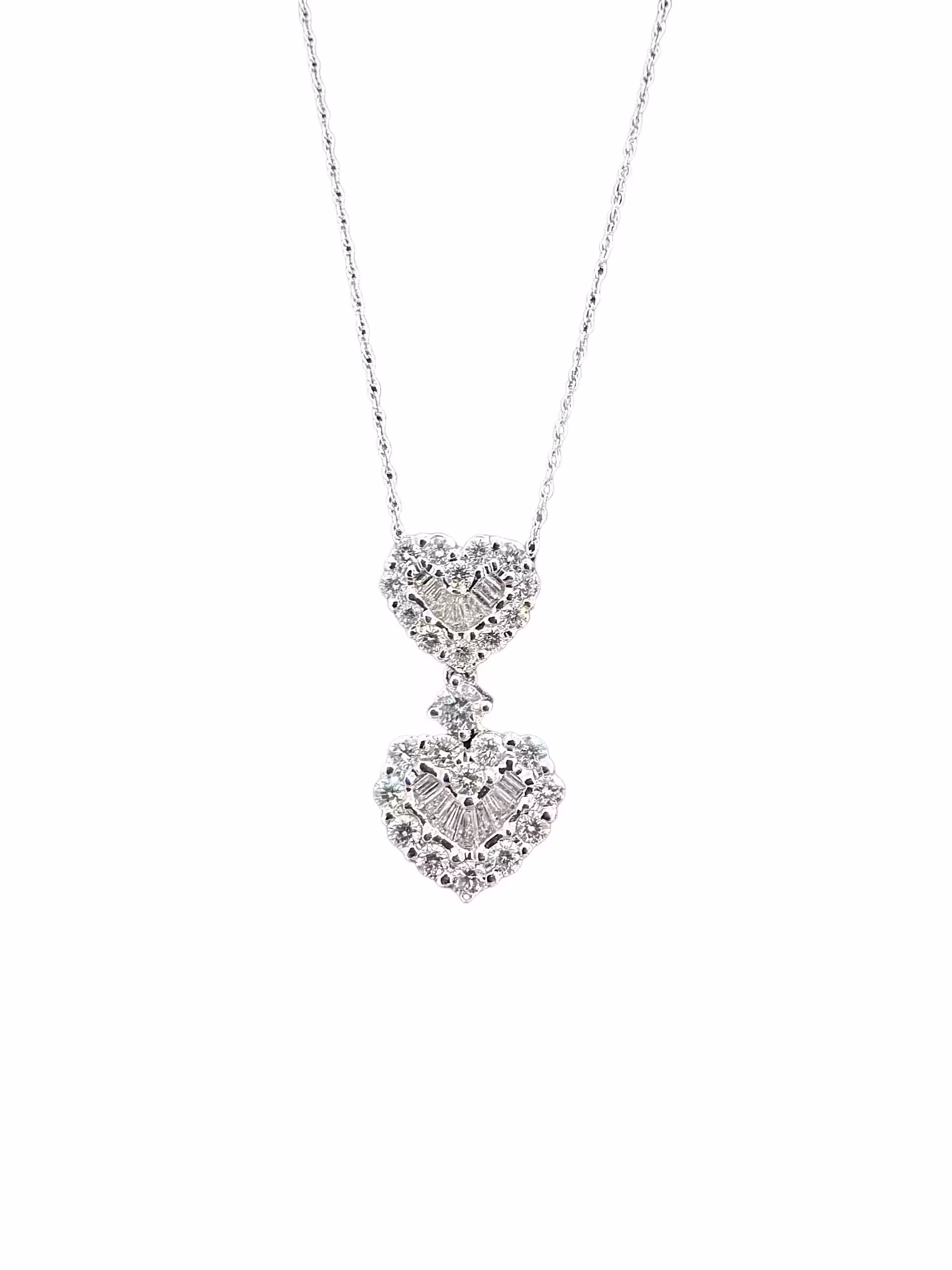 Elegante collar con colgante de doble corazón y piedras preciosas brillantes, perfecto para ocasiones especiales.
