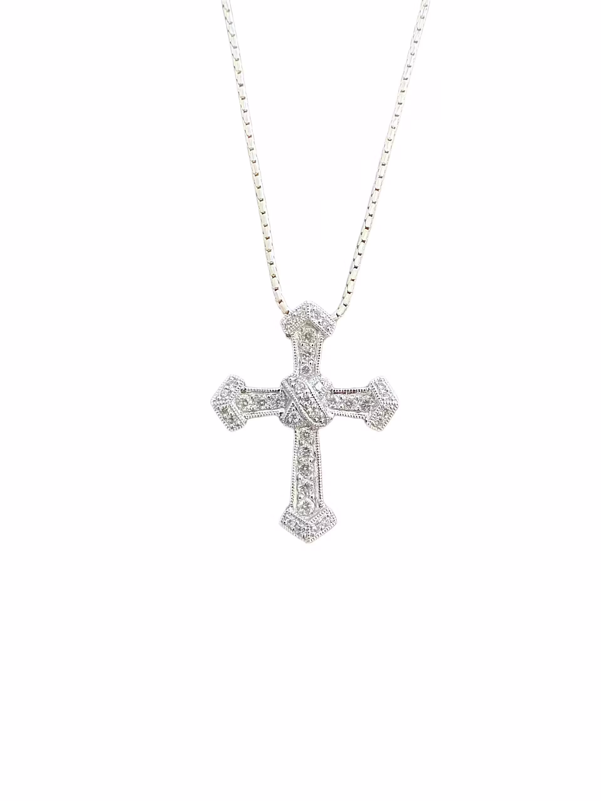 Elegante colgante de cruz con diamantes en una cadena de plata, ideal tanto para joyas religiosas como para complementos de moda.