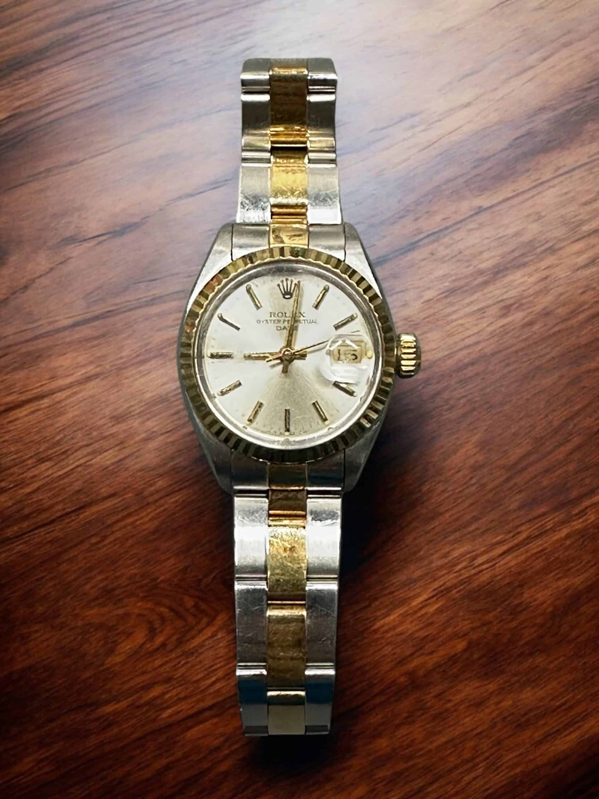 Elegante reloj Rolex Lady Date de 25 mm con brazalete en oro y plata. Perfecto para coleccionistas de relojes de lujo.