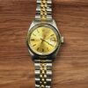 Reloj de pulsera Rolex Lady Date en oro y plata con indicador de fecha.