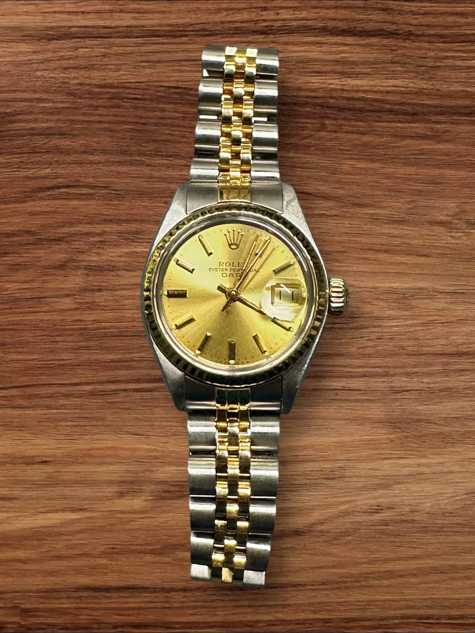 Reloj de pulsera Rolex Lady Date en oro y plata con indicador de fecha.