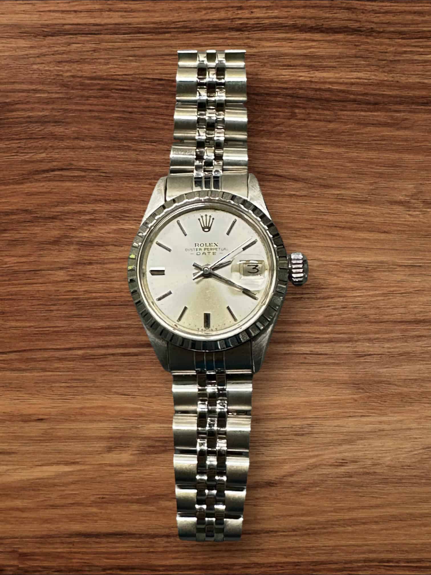 Reloj de lujo Rolex Lady Date con correa de acero inoxidable y esfera plateada.
