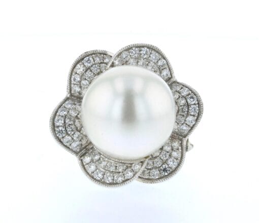 Anillo de pétalos de perlas y diamantes
