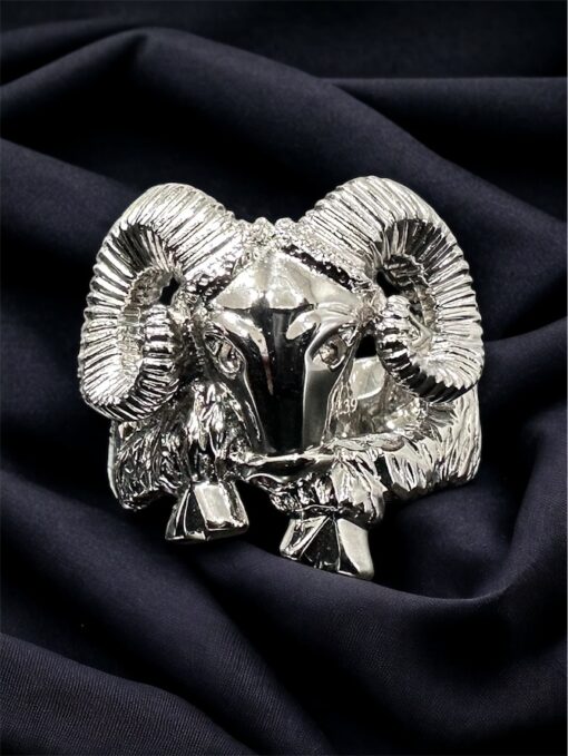 Anillo de carnero de plata de ley diseñado a medida