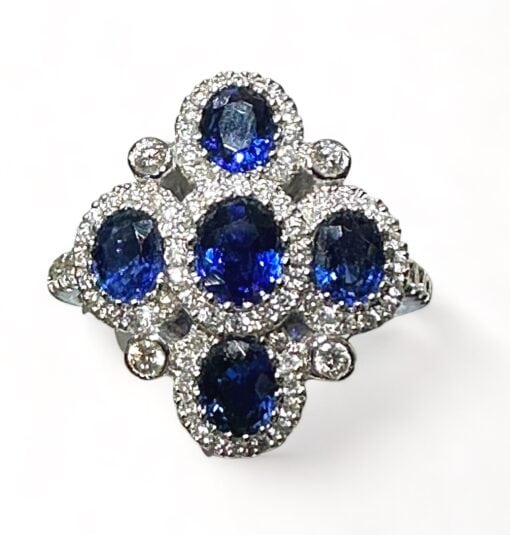 Anillo de zafiro azul y diamantes de 18 quilates